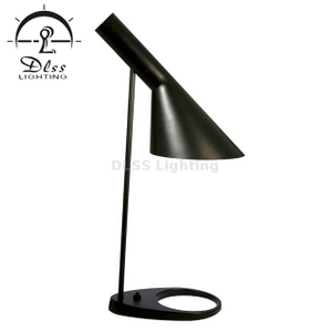 Lampe de table AC Power Outlet Lampe de table de chevet moderne avec abat-jour en aluminium