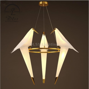 Lustre LED écoénergétique 3 oiseaux sur une suspension magnétique à boucle dorée
